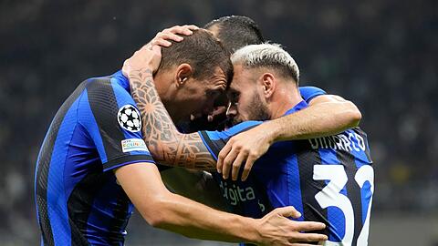 Edin Dzeko (l) von Inter Mailand feiert mit seinen Mannschaftskameraden sein Tor zum 2:0.