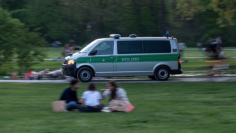 Ist die Polizei im Englischen Garten bald im Dauer-Einsatz? Der Freistaat verbietet dort das Kiffen. Auch weitere Verbote hat er angekündigt.
