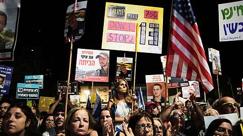 In Israel fordern Zehntausende Menschen die Rückgabe der restlichen toten Geiseln der Hamas.