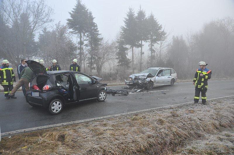 Bei einem Glatteisunfall in Katzenbach, in der Nähe von Dorfen, sind mehrere Personen schwer verletzt worden. Unter den Verletzten war auch ein Kleinkind.