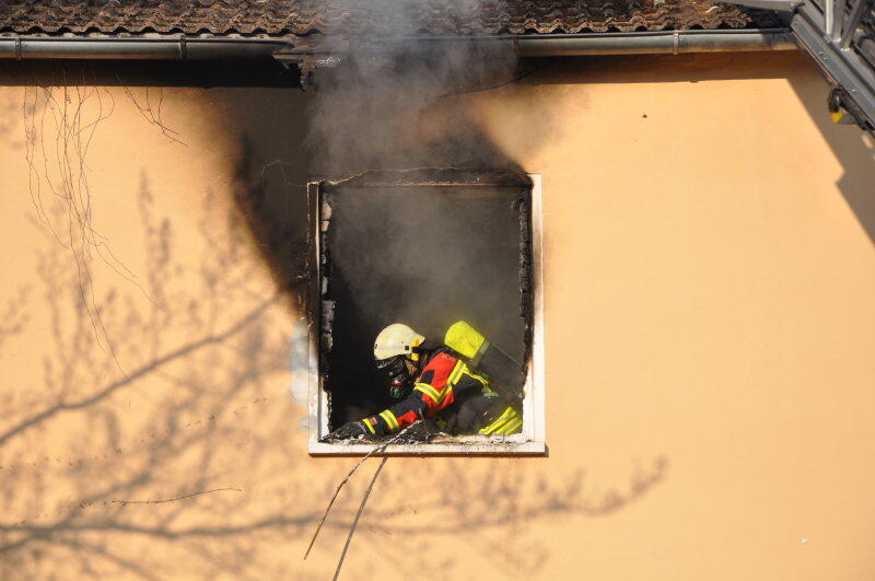 Schwarzer Rauch quillt aus dem Fenster - bei dem Wohnungsbrand in Eggenfelden wurden 5 Personen verletzt.
