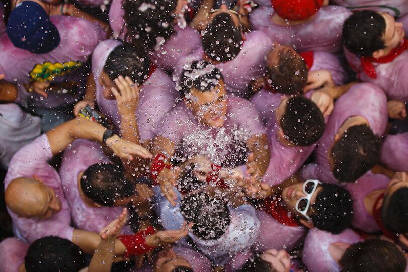 Busen, Bullen und Proteste: Das San Fermines Festival in Pamplona gehört ohne Zweifel zu den wildesten und verrücktesten Volksfesten der Welt - sehen Sie hier die besten Bilder.