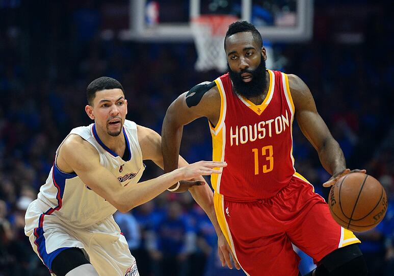 Rockets-Star James Harden (rechts) im Duell mit Austin Rivers von den Los Angeles Clippers.