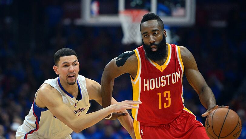 Rockets-Star James Harden (rechts) im Duell mit Austin Rivers von den Los Angeles Clippers. Rockets-Star James Harden (rechts) im Duell mit Austin Rivers von den Los Angeles Clippers.