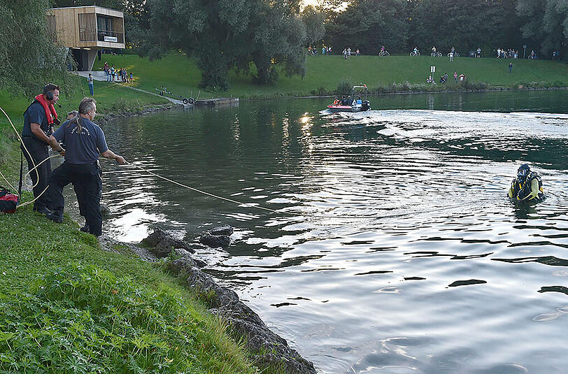 Rettungskräfte suchen mit Hilfe eines Tauchers im Lerchenauer See nach dem 22-Jährigen.