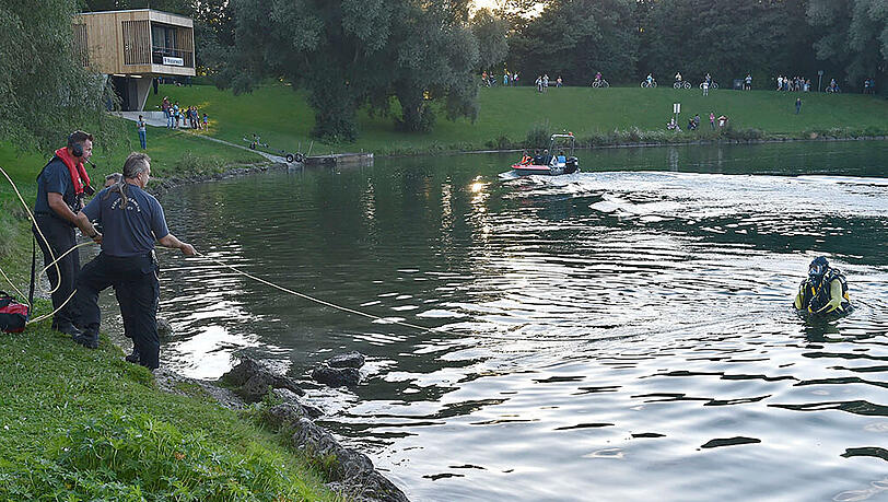 Rettungskräfte suchen mit Hilfe eines Tauchers im Lerchenauer See nach dem 22-Jährigen. Rettungskräfte suchen mit Hilfe eines Tauchers im Lerchenauer See nach dem 22-Jährigen.