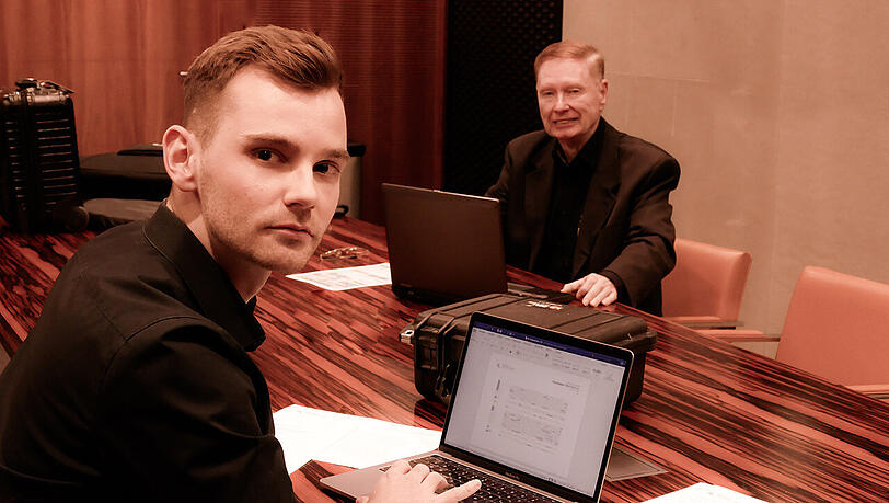 Patrick Rottler mit seinem Chef, Profi-Sprachprofiler Raimund Drommel. Patrick Rottler mit seinem Chef, Profi-Sprachprofiler Raimund Drommel.