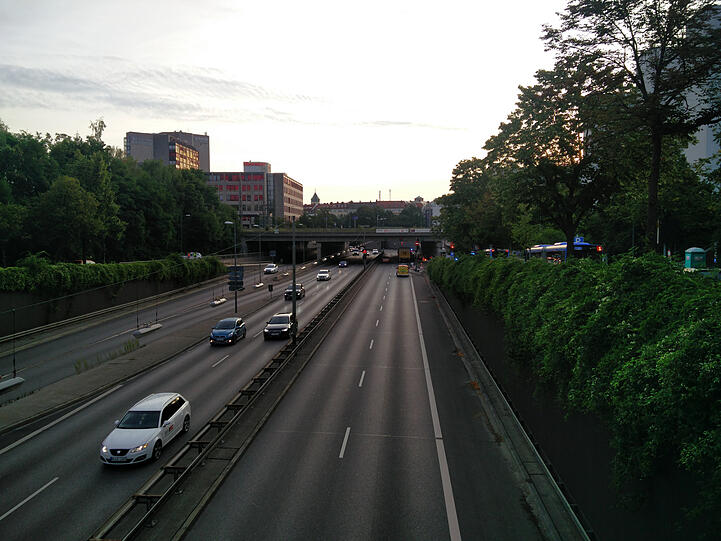 Die stadteinwärtige Fahrspur des Trappentreutunnels ist am Montagmorgen gesperrt.