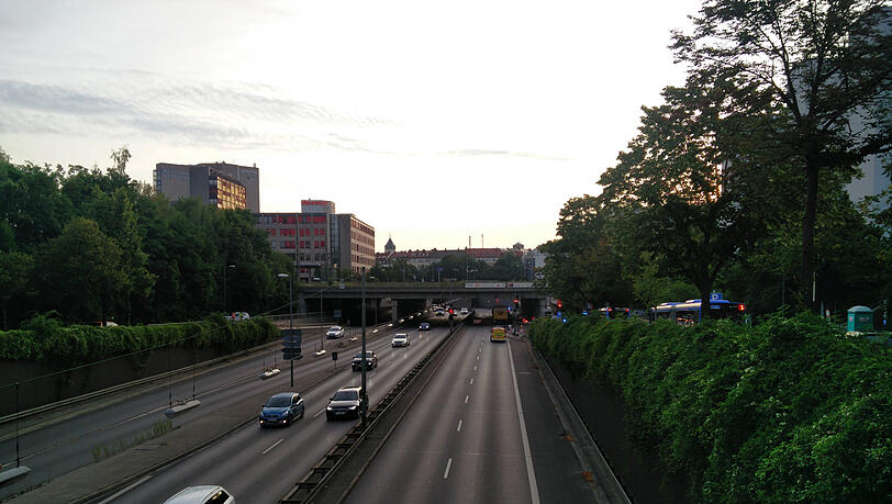Die stadteinwärtige Fahrspur des Trappentreutunnels ist am Montagmorgen gesperrt. Die stadteinwärtige Fahrspur des Trappentreutunnels ist am Montagmorgen gesperrt.