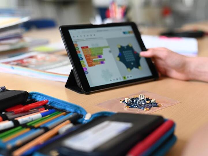 Ein Schüler einer zehnten Klasse programmiert mit seinem Tablet den Einplatinencomputer "Calliope mini". Foto: Uli Deck/Archivbild