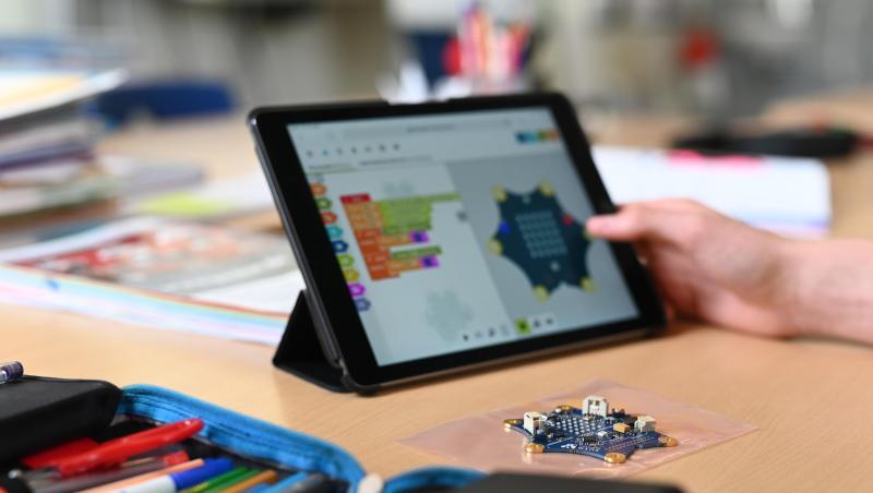 Ein Schüler einer zehnten Klasse programmiert mit seinem Tablet den Einplatinencomputer "Calliope mini". Foto: Uli Deck/Archivbild