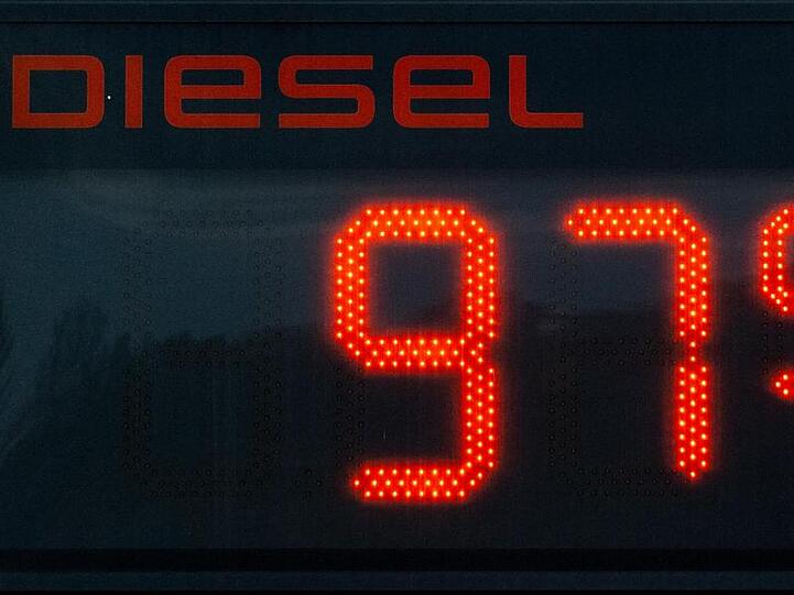 Ein Dieselpreis von unter 1 Euro ist am Abend auf dem Display einer Tankstelle zu sehen. Foto: Robert Michael/dpa-Zentralbild/dpa/Archivbild