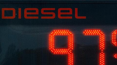 Ein Dieselpreis von unter 1 Euro ist am Abend auf dem Display einer Tankstelle zu sehen. Foto: Robert Michael/dpa-Zentralbild/dpa/Archivbild