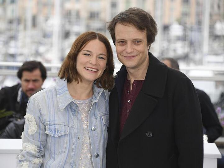 Valerie Pachner (l) und August Diehl stellten ihren Film "A Hidden Life" in Cannes vor.