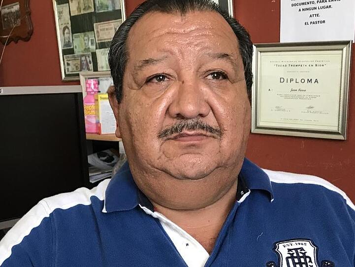 Der methodistische Pastor Juan Fierro sitzt in seinem Büro.
