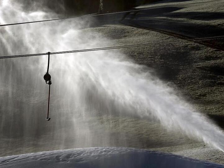 Eine Schneekanone schießt Schnee auf eine Skipiste. Foto: Karl-Josef Hildenbrand/dpa/Archivbild
