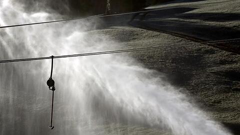 Eine Schneekanone schießt Schnee auf eine Skipiste. Foto: Karl-Josef Hildenbrand/dpa/Archivbild
