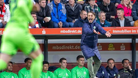 Trainer Niko Kovac von VfL Wolfsburg steht gestikulierend am Spielfeldrand.