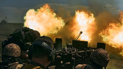 Ukrainische Soldaten feuern eine Kanone in der Nähe von Bachmut ab.