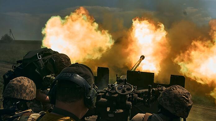 Ukrainische Soldaten feuern eine Kanone in der Nähe von Bachmut ab.