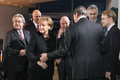 Angela Merkel mit Teilnehmern des Krisengipfels im Kanzleramt
