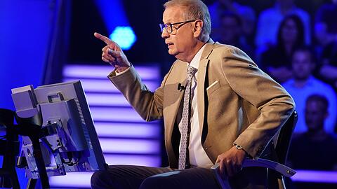 G&uuml;nther Jauch f&uuml;hlt seinen "Wer wird Million&auml;r?"-Kandidaten mit kniffligen Fragen auf den Zahn.