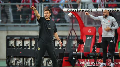Miroslav Klose muss gegen Darmstadt das Sagen an Javier Pinola (r) abgeben. (Archivbild)