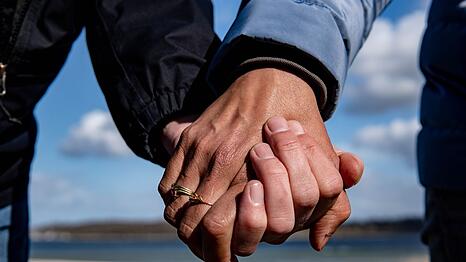 Die meisten Menschen w&auml;hlen eine Partnerin oder einen Partner mit gleichem Bildungsniveau. (Symbolbild)