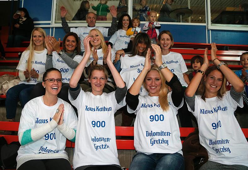 Die Spielerfrauen des EHC in ihren T-Shirts zu Ehren von Klaus Kathan.