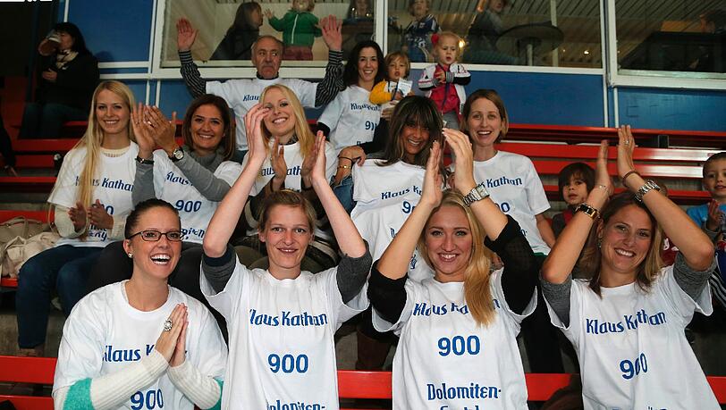 Die Spielerfrauen des EHC in ihren T-Shirts zu Ehren von Klaus Kathan. Die Spielerfrauen des EHC in ihren T-Shirts zu Ehren von Klaus Kathan.