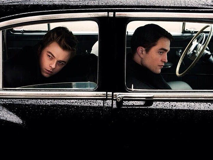 Dane DeHaan (l.) twittert das erste Bild vom Set: Robert Pattinson sitzt vor ihm