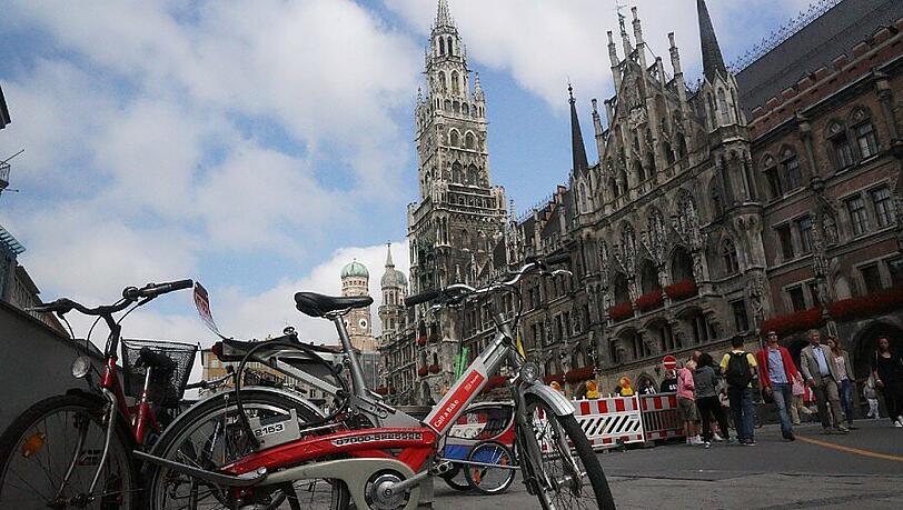 Bislang hat man sein Fahrrad in der Fußgängerzone bloß abstellen können. Jetzt kann abends und nachts auch geradelt werden. Bislang hat man sein Fahrrad in der Fußgängerzone bloß abstellen können. Jetzt kann abends und nachts auch geradelt werden.