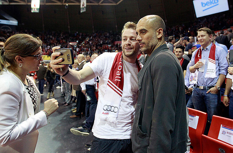 Am Mittwochabend waren Pep Guardiola und Uli Hoeneß zu Gast im Audi Dome. Verhindern konnten sie die Niederlage des FC Bayern aber nicht - gegen die Brose Baskets aus Bamberg liegen die Münchner nun 0:2 zurück.