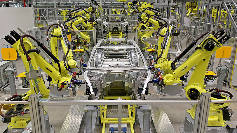 C-Klasse Modelle von Mercedes-Benz werden im Werk in Bremen an der Hallendecke transportiert. Foto:
