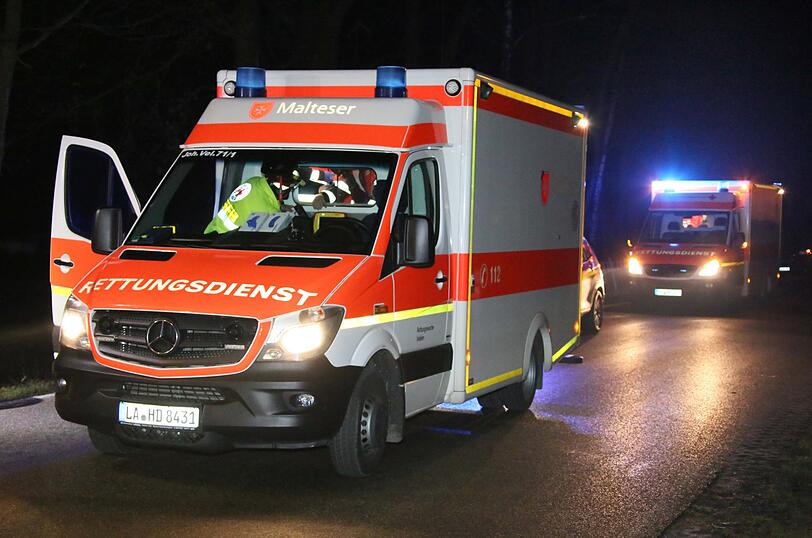 Am Donnerstagabend ist ein Mann auf glatter Straße in den Gegenverkehr geraten und frontal mit dem Auto eines 23-Jährigen zusammengestoßen.