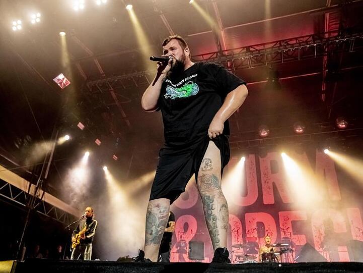 Jan "Monchi" Gorkow, Sänger von Feine Sahne Fischfilet, tritt beim Open-Air Konzert der Politpunkband "Feine Sahne Fischfilet" in der Zitadelle Spandau auf.
