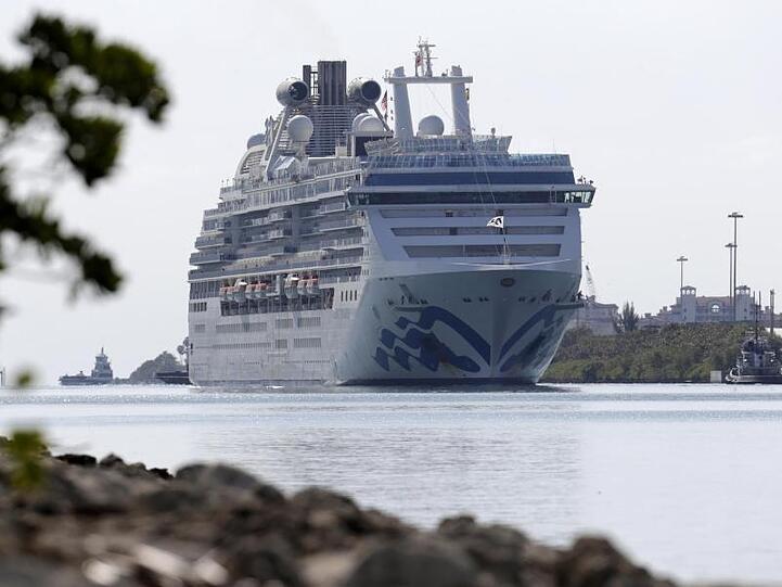 Die "Coral Princess" fährt im Hafen von Miami ein.