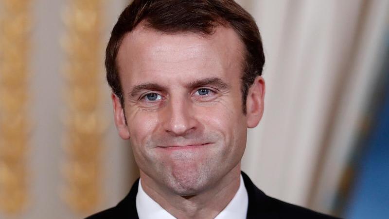 Frankreichs Präsident Macron hatte die sozialen Sofortmaßnahmen in einer Rede an die Nation angekündigt, um die "Gelbwesten" zu besänftigen. Frankreichs Präsident Macron hatte die sozialen Sofortmaßnahmen in einer Rede an die Nation angekündigt, um die "Gelbwesten" zu besänftigen.