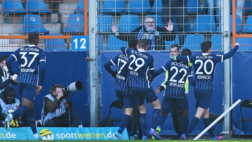 Bochums Spieler jubeln nach dem Treffer zum 1:1.