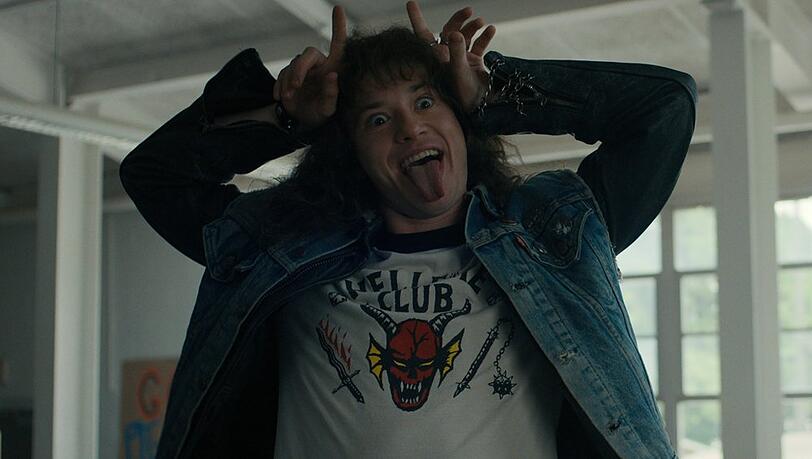Joseph Quinn spielt in "Stranger Things" die Figur Eddie Munson.