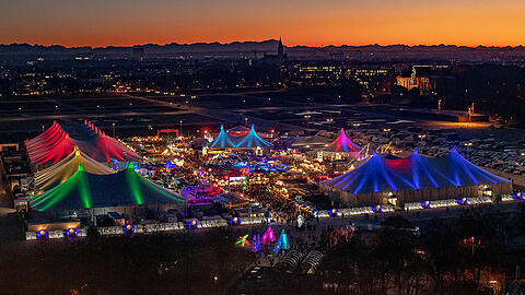 Das Tollwood Festival – weihnachtliches Lichtermeer zu Füßen der Bavaria.