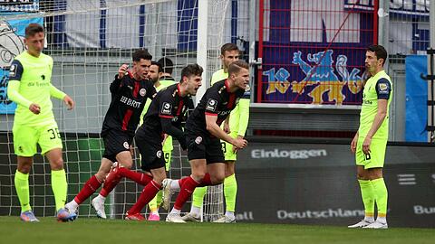 Aufstiegsaspiranten gegen konsternierte Kicker im Niemandsland der Tabelle: Torschütze Fechner (r.) trifft gegen 1860.