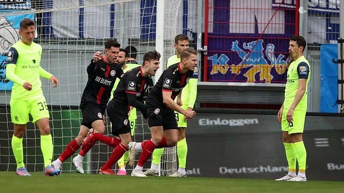Aufstiegsaspiranten gegen konsternierte Kicker im Niemandsland der Tabelle: Torschütze Fechner (r.) trifft gegen 1860.