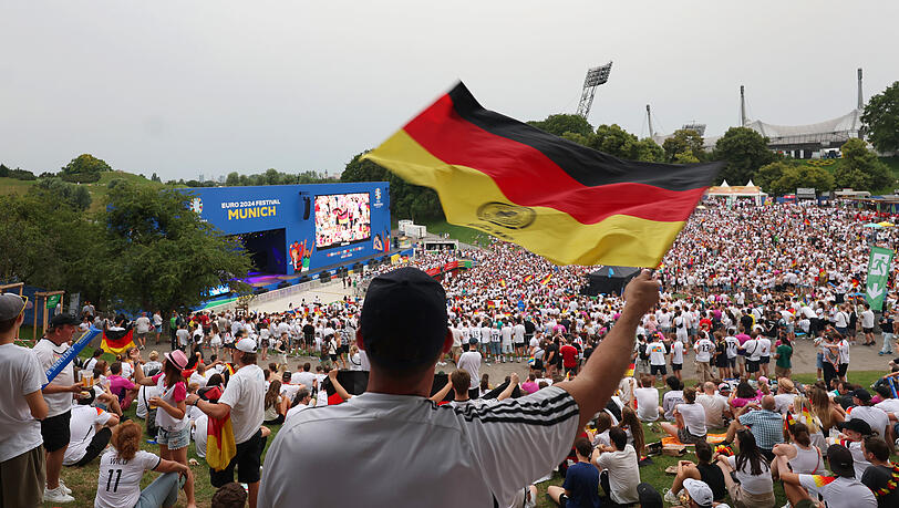 Die Fanzone im Olympiapark beim Spiel Deutschland gegen Dänemark.