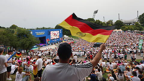 Die Fanzone im Olympiapark beim Spiel Deutschland gegen Dänemark.