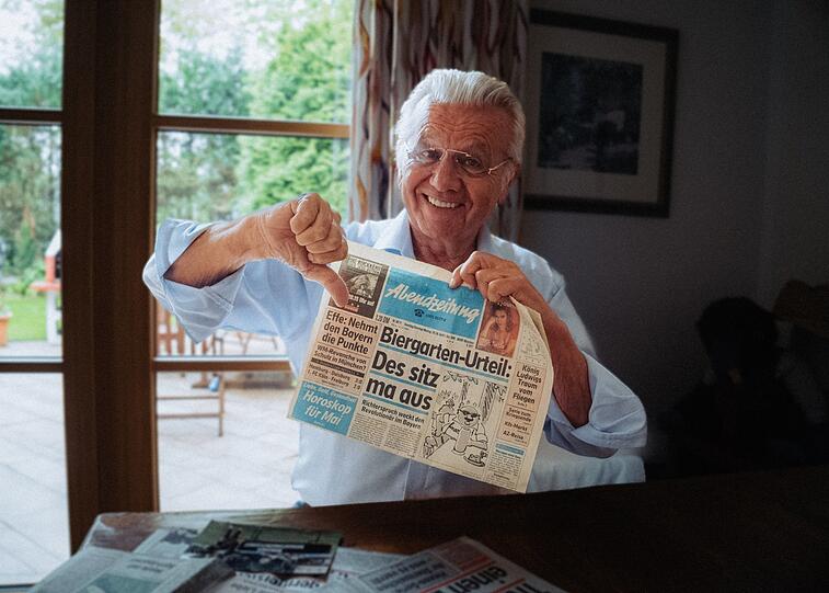 Manfred Schauer (72), der die "Biergartenrevolution" erfunden hat, mit der AZ vom 1. Mai 1995. Herr Hirnbeiß ist da schon siegessicher: "Des sitz ma aus".