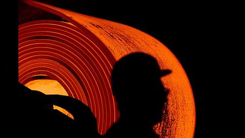 Ein Stahlarbeiter bei der Arbeit - er hat eine neue Chef-Chefin.