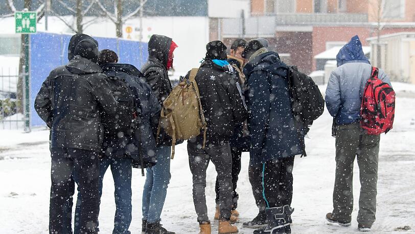 In den zehn Tagen vom 26. Dezember bis zum 4. Januar haben Bundes- und bayerische Landespolizei insgesamt 33 300 Flüchtlinge gezählt. In den zehn Tagen vom 26. Dezember bis zum 4. Januar haben Bundes- und bayerische Landespolizei insgesamt 33 300 Flüchtlinge gezählt.