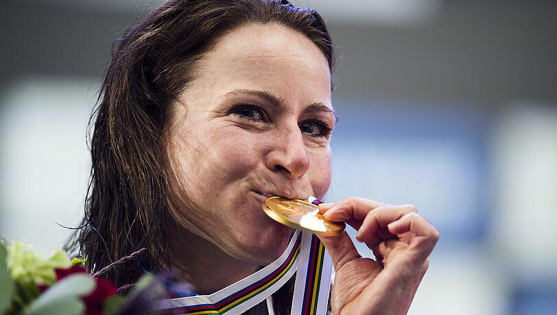 Annemiek van Vleuten aus den Niederlanden küsst auf dem Podium ihre Medaille.