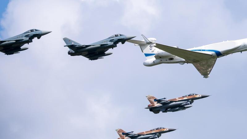 Zwei Jagdflugzeuge der israelischen Luftwaffe (IAF), drei Eurofighter der Bundeswehr (grau) und ein Learjet der israelischen Luftwaffe fliegen über den Fliegerhorst Fürstenfeldbruck. Foto: Sven Hoppe/dpa Zwei Jagdflugzeuge der israelischen Luftwaffe (IAF), drei Eurofighter der Bundeswehr (grau) und ein Learjet der israelischen Luftwaffe fliegen über den Fliegerhorst Fürstenfeldbruck. Foto: Sven Hoppe/dpa